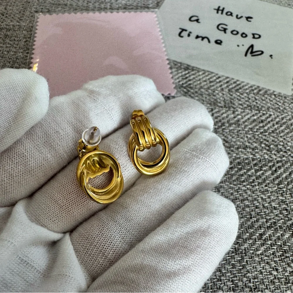 Elegant Gold Hoop Earrings - Picture 12 of 15